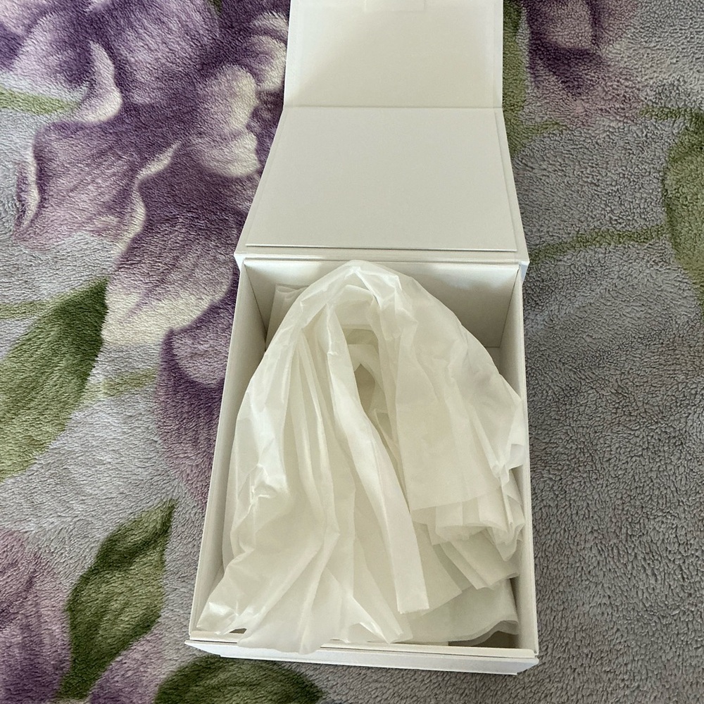 Dior Textured Gift Box - Picture 8 of 12